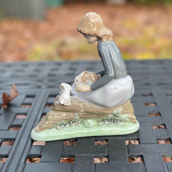 NAO by LLADRO #1026 Peaceful Moment Girl w/ 3 Rabbits ceramic retired figurine - Picture 4 of 7
